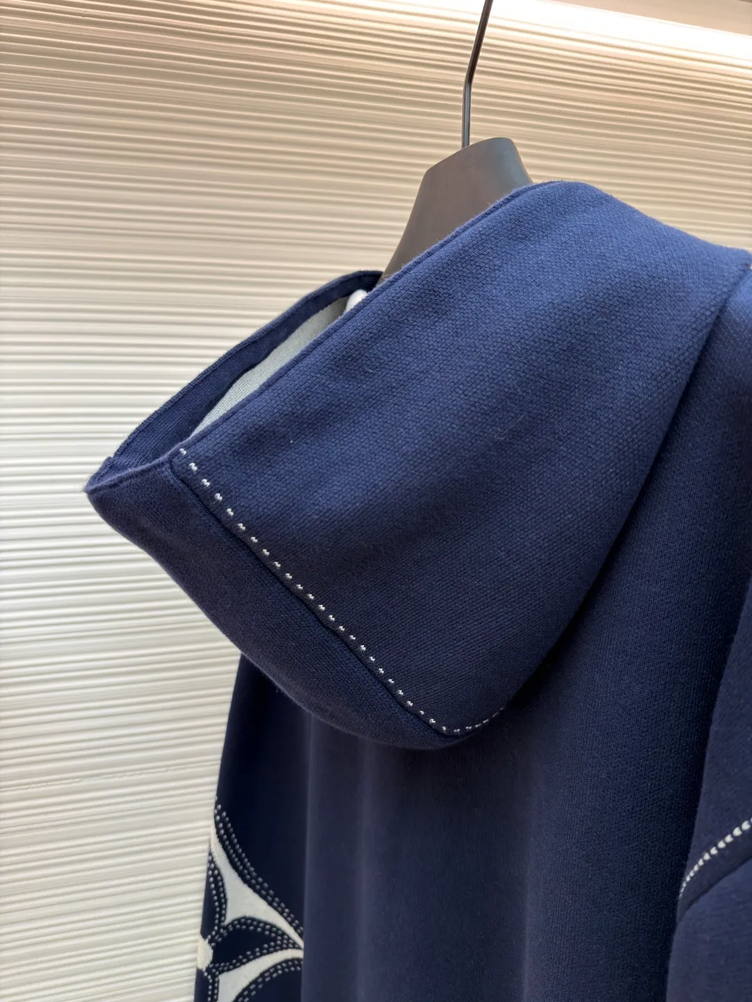 LOUIS VUITTON four-leaf clover zipper jacket ●Authentic product: purchased and developed by 17459 ●Item number: 1681002-C10 ●Fabric: combed siro spinning ●Technology: knitting ●Version: fitted version ●Weight: about 1070 grams ●Size: S-M-L-XL ●Description: The fabric is made of 60-count double-strand combed siro spun yarn, which is twisted into one strand from 3 yarns, and is fixed-dyed in beige gray. Imported 1 4 knitting machines are used. A variety of local jacquard techniques plus an extremely complex double-sided middle plating technique can make the pattern convex and increase the thickness. Fine 16-needle sewing plate plus flat turning technology. The whole piece is washed with soft water. Same style for men and women!